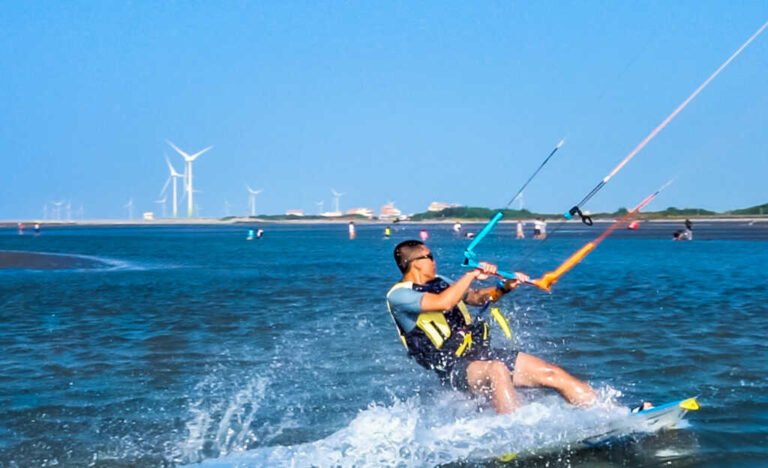 ▲台中大安濱海樂園為中部知名水域遊憩景點，台中市風景區管理所自3月起開放民眾沙灘戲水、衝浪、風箏衝浪等活動。（台中觀光旅遊局提供）